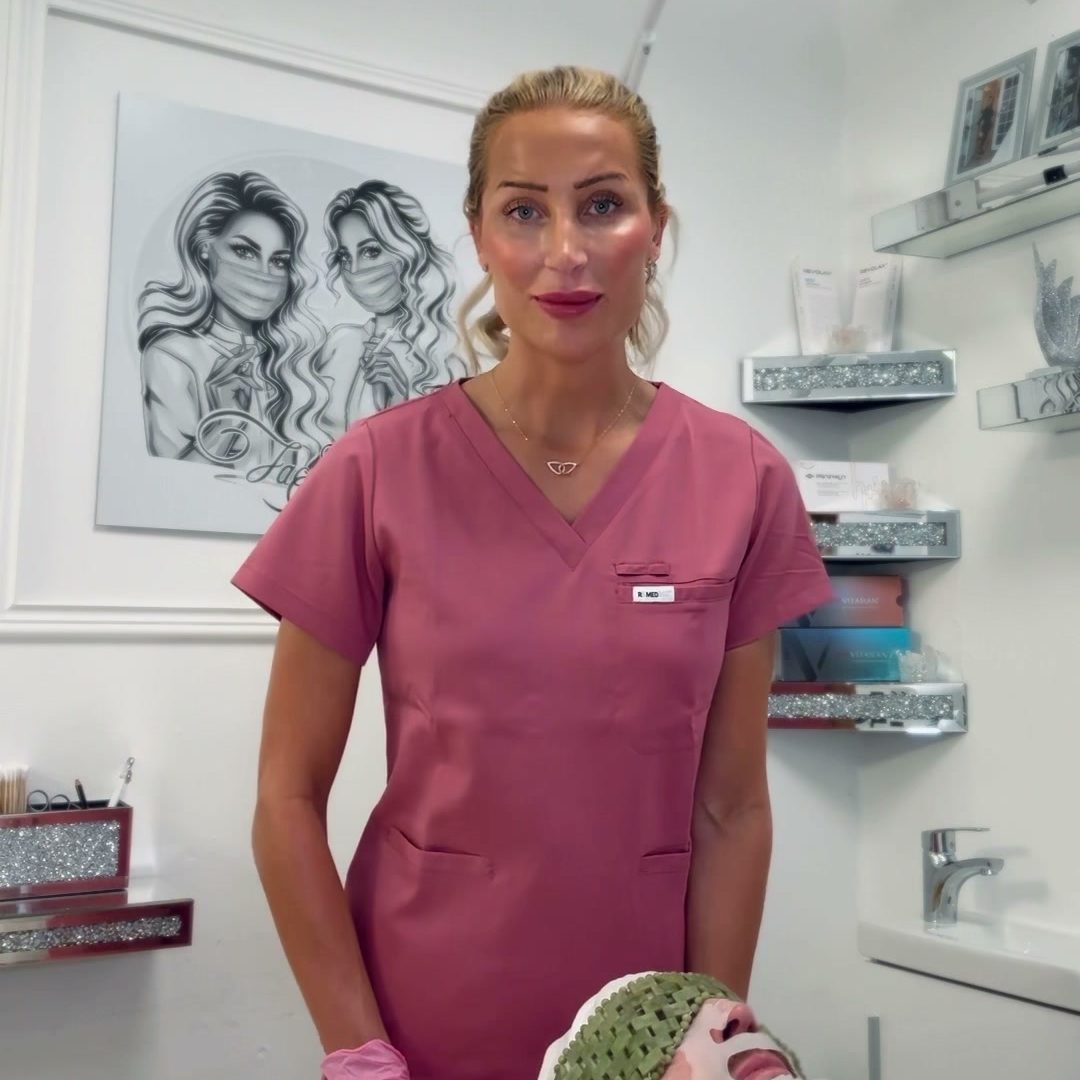 Izabella på Face Glow Kalmar vid en kund som ligger med ansiktsmask på behandlingsbritsen