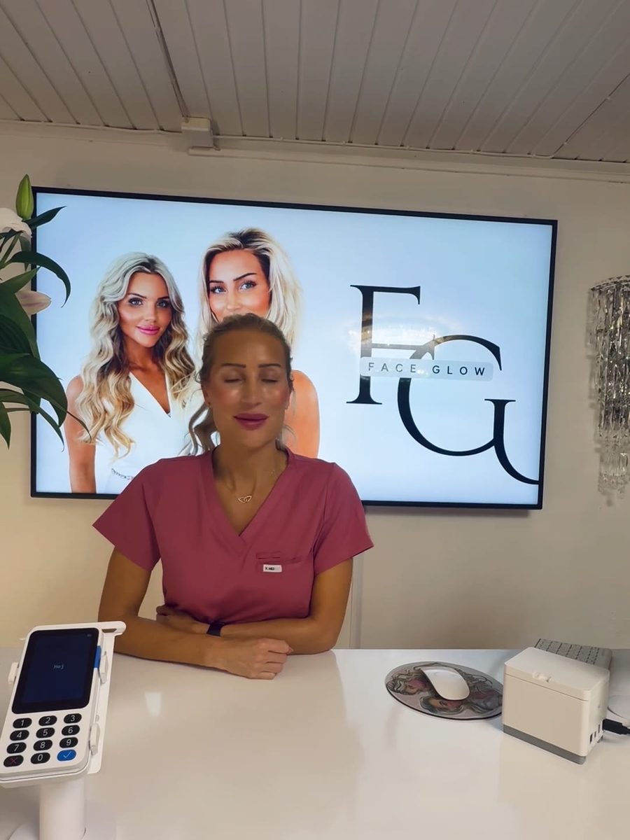 Izabella i receptionen på Face Glow Kalmar